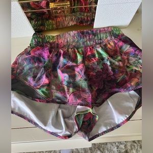 LULULEMON HOTTY HOT SHORT 2.5 size 4